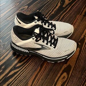 Brooks Adrenaline GTS White and Black Sneakers